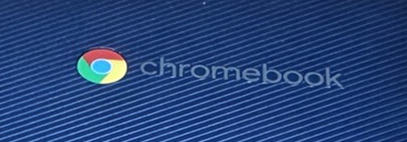 家のChromebookのふたの、chromebook のロゴのあたり